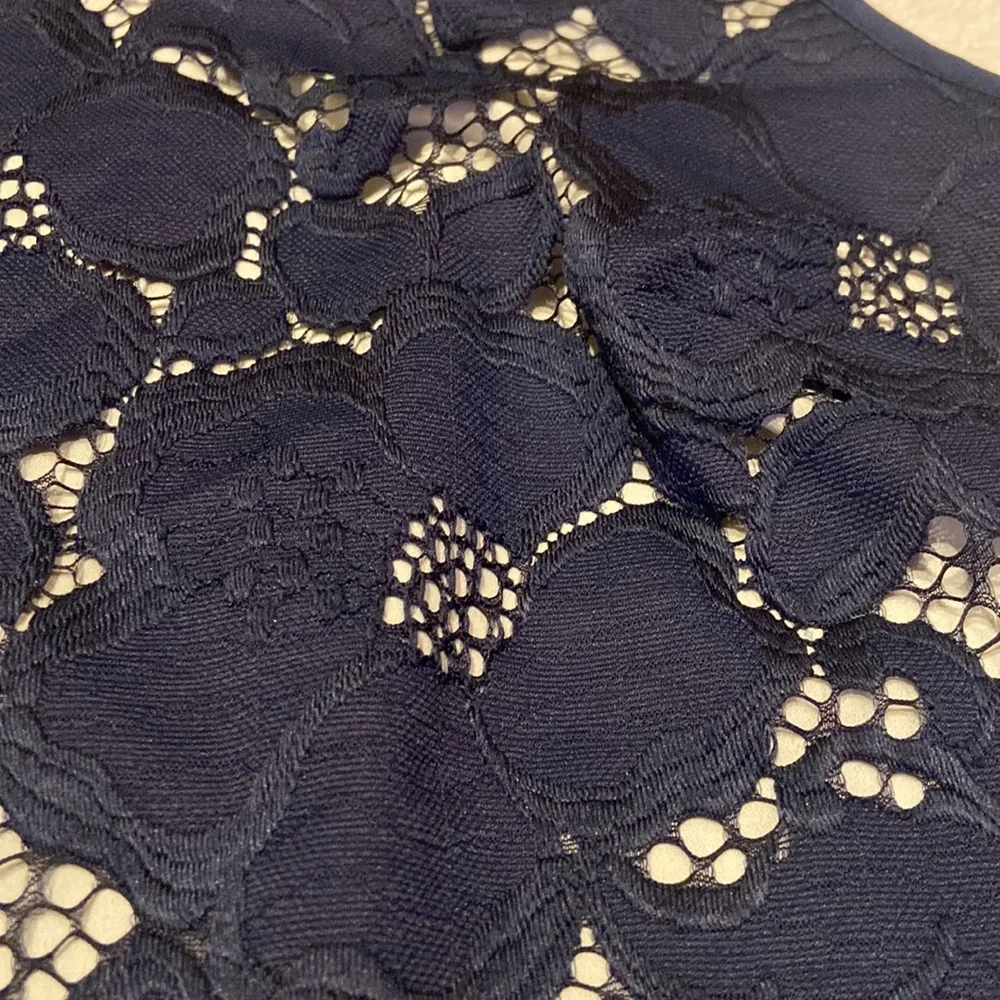 LILLY PULITZER Size XS Beautiful Blue & White Size XS Top - Picture 4 of 11